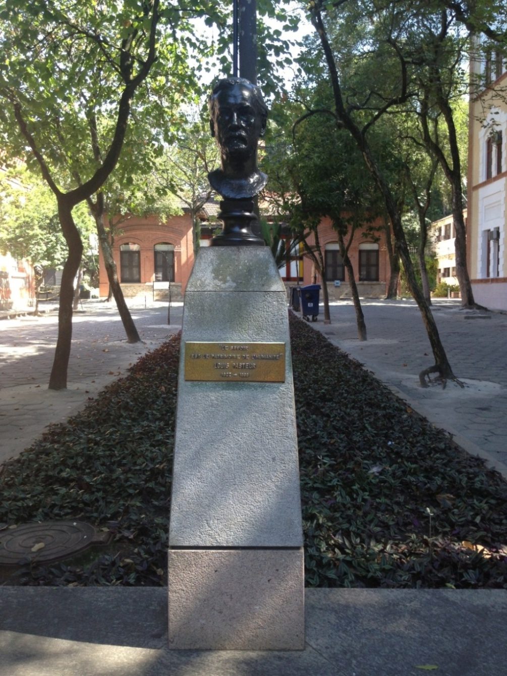 Louis Pasteur's bust (2).JPG
